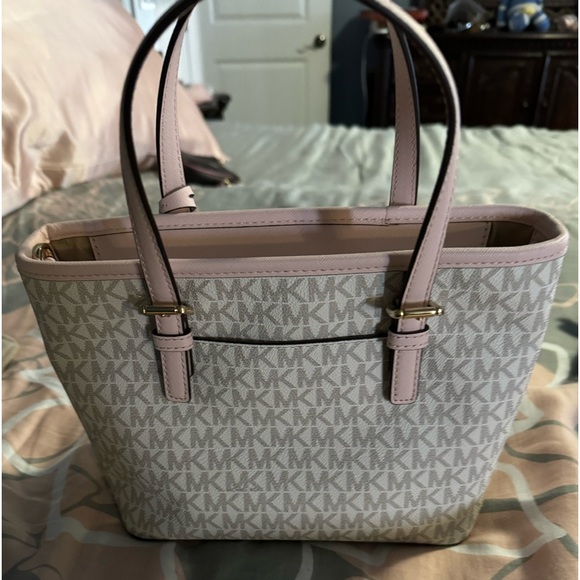 Small Michael Kors purse - Picture 2 of 3